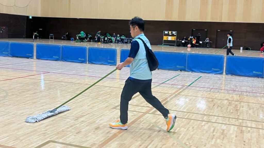 2025年度車椅子サッカー大会の掃除している様子